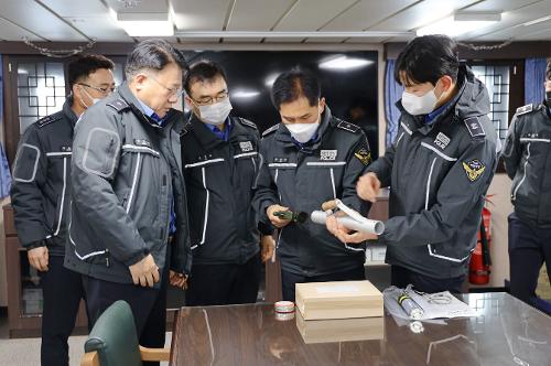 (2022.12.29.)동해청장, 동해서 3016함 승조원 격려 방문 사진6