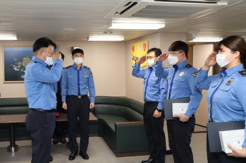(2022.12.29.)동해청장, 동해서 3016함 승조원 격려 방문 사진4