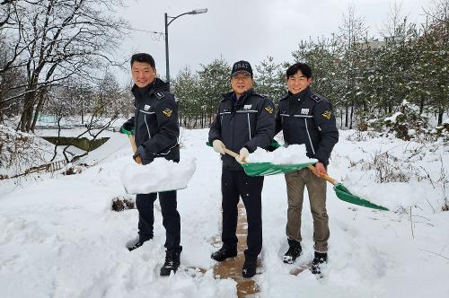 (2023.02.15.) 동해해경청 청사 및 인근 제설작업 실시 사진3