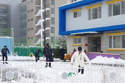 (2023.02.15.) 동해해경청 청사 및 인근 제설작업 실시 사진4