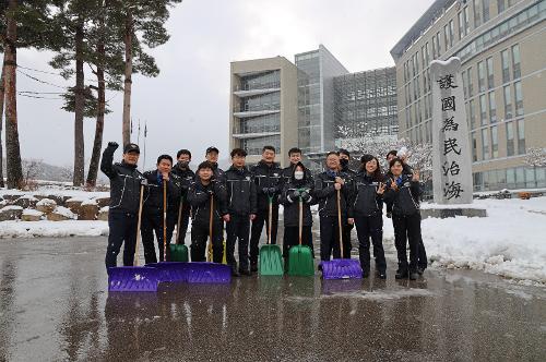 (2023.02.15.) 동해해경청 청사 및 인근 제설작업 실시 사진7