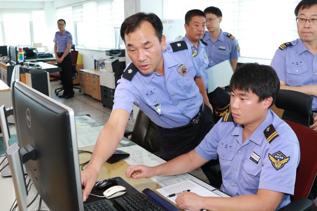 윤병두 동해해경청장 동해항 해상교통관제센터 현장 점검 1
