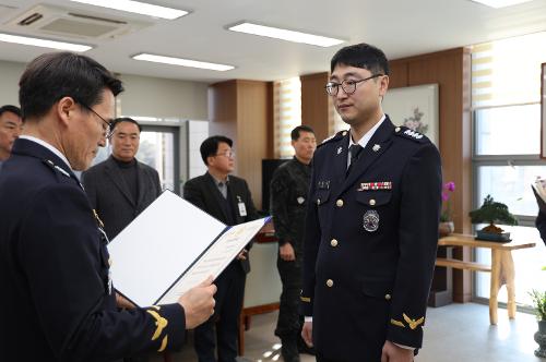 (25.02.03) 2024년 하반기 모범공무원 증서 수여식 사진3
