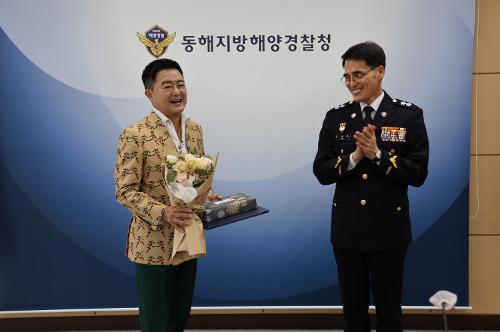 (25.10.17) 가수 진시몬 감사장 수여 3