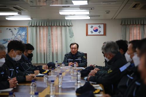 230418 최시영 동해해양경찰서장 봄철 국지성 기상악화 등 대비 경비함정 긴급 상황대응 대비태세 현장확인 사진1