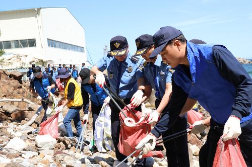 230531 동해해경 민·관·군 합동 해양정화활동 실시로 깨끗한 동해바다 만들기 실천에 앞장서다 사진2