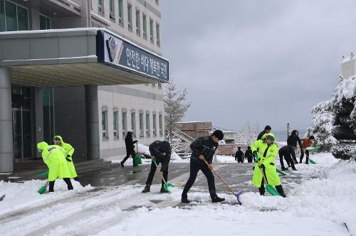 240222 동해해경, 경찰서 등 제설작업 실시  사진2