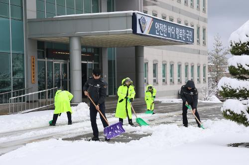 240222 동해해경, 경찰서 등 제설작업 실시  사진4