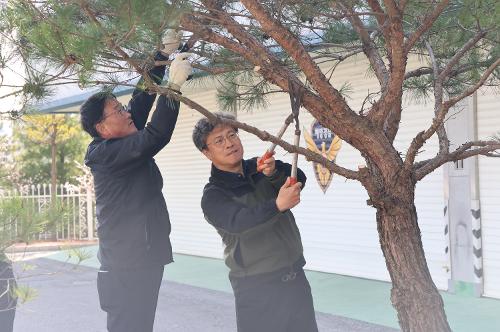 240405 동해해경 식목일 맞이해 청사 조경 환경정리  4
