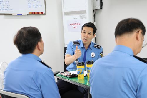 240712 동해해양경찰서장 성수기 대비 삼척 장호 어촌마을 사업장 현장 점검 1