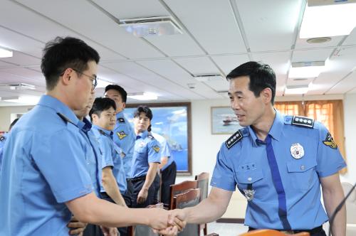 240719 동해해양경찰서장 성수기 경비함정 긴급출동 태세 등 현장점검.소통의 시간 가져 2