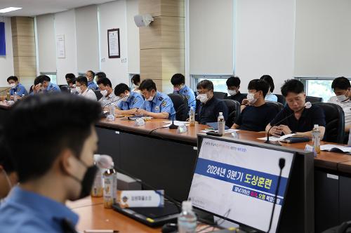 240812 동해해경 채낚기어선 화재 및 해양오염사고 대비 도상훈련 실시 4
