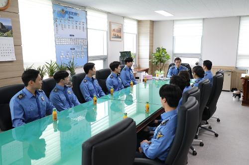 241021 동해해양경찰서장 신입경찰관 10명 간담회 1
