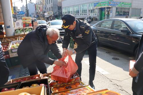 250124 동해해양경찰서, 설날 명절 맞이 전통시장 방문 지역경제 활력 불어넣어  사진1