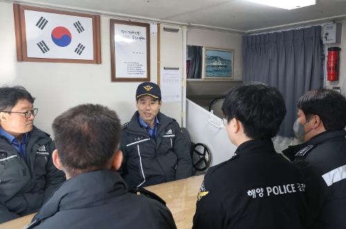 250226 「해양안전 특별경계」발령 관련 동해해양경찰서장 함정 치안현장 점검  사진2