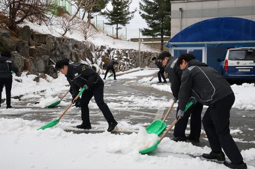 250304 동해해경, 경찰서 제설작업 실시  사진2