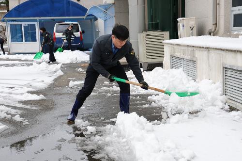 250304 동해해경, 경찰서 제설작업 실시  사진3