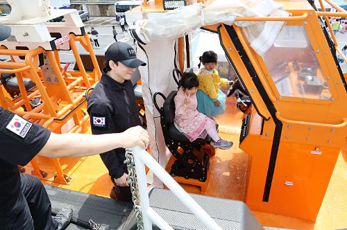 250503 동해해경, 제103회 어린이날 맞이 대형 경비함정 공개 행사 성황리에 마무리 사진14