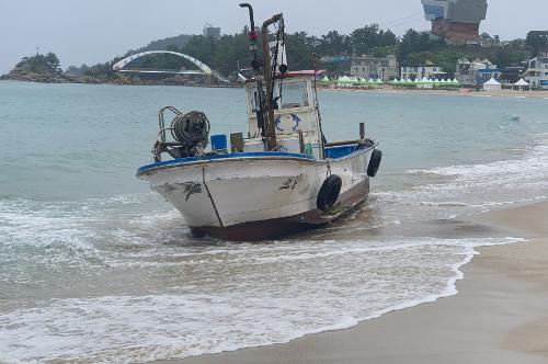 250717 동해해경, 해안가에 좌주된 어선 조기발견·신고한 육군 장병에게 표창 수여 사진3