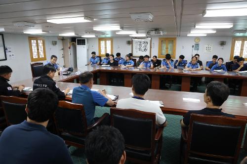 250731 공직기강 ‘직접 챙긴다’…김환경 동해해경서장, 경비함정 대상 특별 교육 나서 사진3