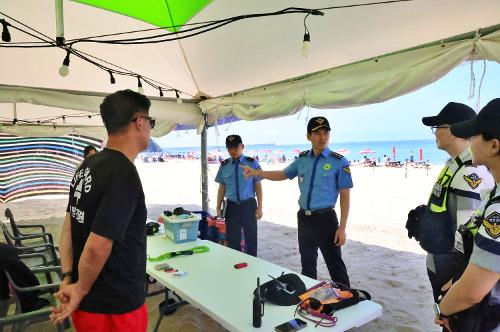 250806 동해해경서장, 여름철 물놀이 안전사고 예방 위한 삼척 연안해역 현장점검 실시 사진2