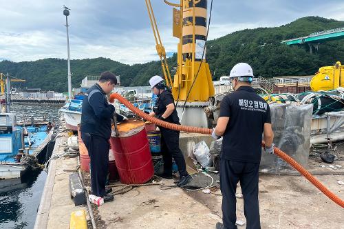 250814 동해해경-해양환경공단, 어선 선저폐수 무상수거 캠페인 펼쳐 사진3