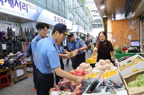 250924 동해해경, 추석 앞두고 전통시장 장보기 행사 펼쳐 5