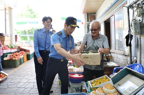 250924 동해해경, 추석 앞두고 전통시장 장보기 행사 펼쳐 4