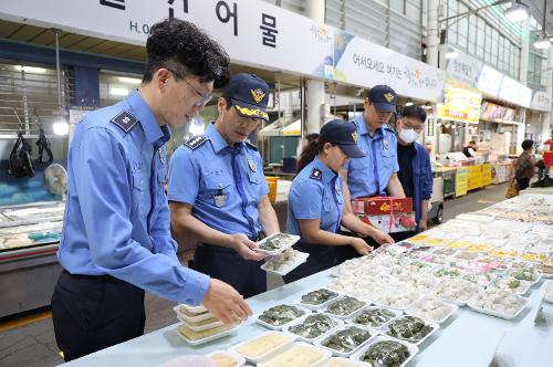250924 동해해경, 추석 앞두고 전통시장 장보기 행사 펼쳐 3