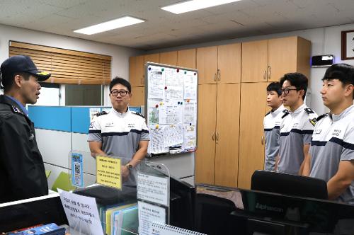 251005 김환경 동해해경서장, 추석 연휴 맞아 함정·파출소·수상레저사업장 현장 점검 및 안전 당부 2