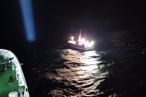 251028 동해해경, 동절기 원거리 조업선 안전관리 강화…선제적 이동·대피 명령 시행 1