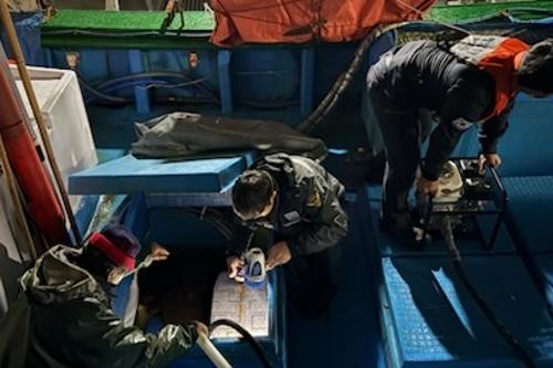 251101 삼척항 계류 어선 기관실 침수... 동해해경, 신속 대응으로 피해 막아 2