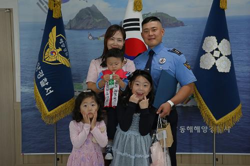 251103 동해해양경찰서, 가족과 함께하는 특별승급 및 승진임용식 개최 3