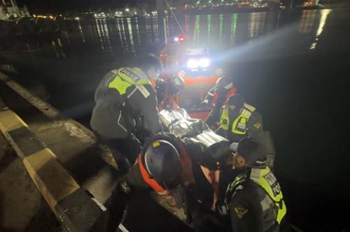 251204 동해해경, 울릉도 뇌막염 응급환자 경비함정 긴급 이송 3