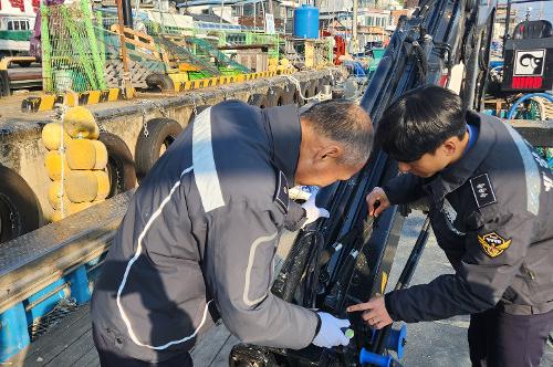 251211 정박 중에도 위험은 있다…동해해경, 겨울철 정박어선 화재 예방 합동점검 실시 1