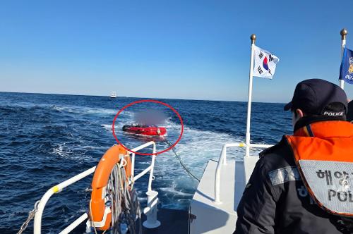 (26.01.03.) 동해해경, 동해 대진항 인근 해상에서 모터보트 표류...2명 구조 2