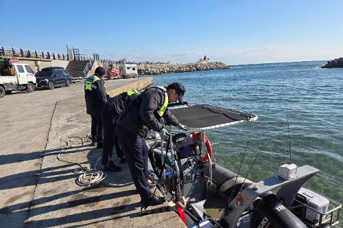 (26.01.09.) 영하 3도에 바다로 들어간 동해해경...표류 레저보트 이동조치로 사고 예방 1