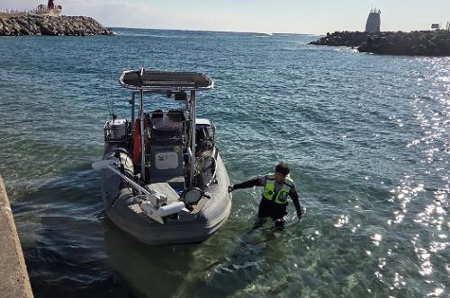 (26.01.09.) 영하 3도에 바다로 들어간 동해해경...표류 레저보트 이동조치로 사고 예방 2