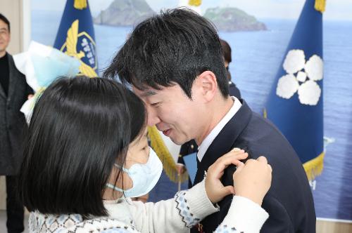 (26.02.02.) “아빠·엄마의 계급장을 가족이 달아주던 날”...가족과 함께한 동해해경 승진임용식 4