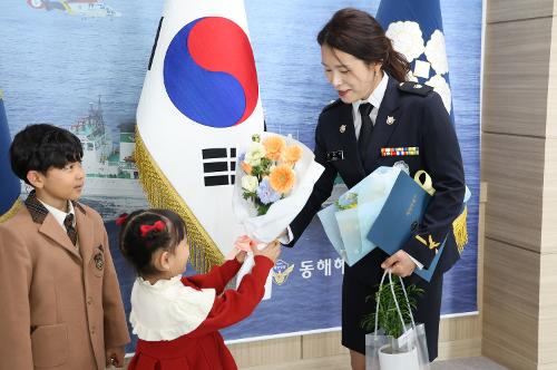 (26.02.02.) “아빠·엄마의 계급장을 가족이 달아주던 날”...가족과 함께한 동해해경 승진임용식 6
