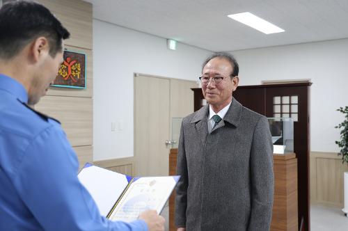 (26.2.26.)바다에 빠진 이웃 구한 영웅...동해해경, 해상 추락자 구조한 선장에게 감사장 전달 1