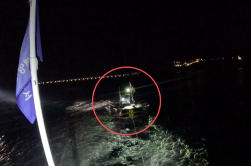 (26.03.17.) 동해해경  삼척 정라항 인근 해상에서 고무보트 표류...3명 구조 2