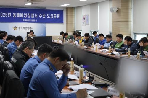(26.03.25.) “여객선에 불이 난다면”…동해해경_ 묵호항 여객선 화재 가정 도상훈련 실시 2