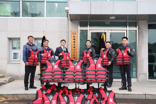 (26.04.02.) 동해해경, 구명조끼 100벌 기증식 개최…민·관 협력으로 해양안전 강화 1
