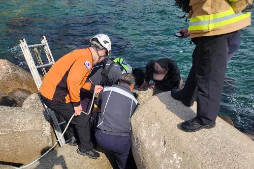 (26.04.14.) 동해해경, 삼척 방파제 테트라포드 추락자 소방과 합동 구조 1