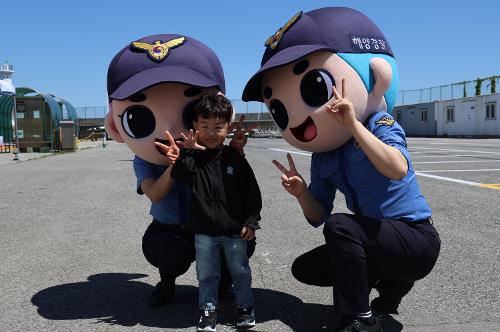 (26.05.05.) 함정 견학부터 정복 체험까지 동해해경, 제 104회 어린이날 행사 개최 3