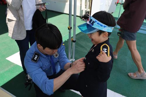 (26.05.05.) 함정 견학부터 정복 체험까지 동해해경, 제 104회 어린이날 행사 개최 8