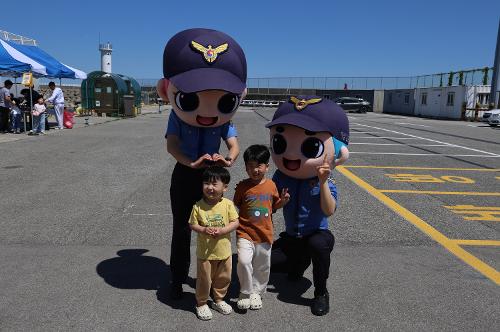 (26.05.05.) 함정 견학부터 정복 체험까지 동해해경, 제 104회 어린이날 행사 개최 5