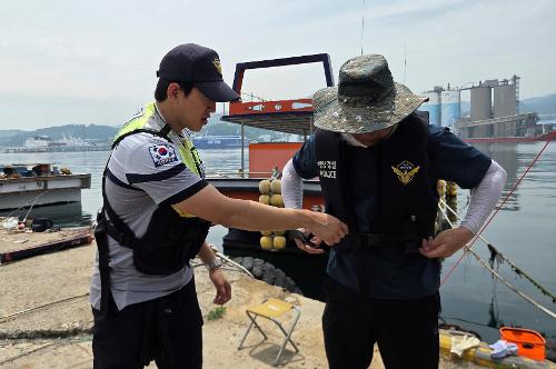 (26.06.11.) 파도에 휩쓸린 선장 살린 구명조끼...동해해경, 7월부터 모든 어선원 구명조끼 착용 의무 확대 안내 4