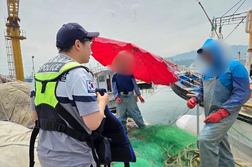(26.06.11.) 파도에 휩쓸린 선장 살린 구명조끼...동해해경, 7월부터 모든 어선원 구명조끼 착용 의무 확대 안내 1